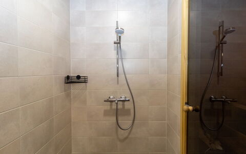 Lomapesä: Badkamer, Douchekop, Loodgieterswerkinrichting, Flooring, Douche, Douchestang, Loodgieter, Verdieping, Douchepaneel, Tegel