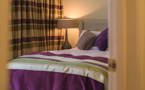 Babbacombe: Meubilair, Interieur Ontwerp, Muur, Slaapkamer, Bed, Hout, Laken, Verdieping, Flooring, Bedding
