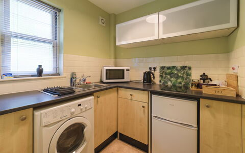 Babbacombe: Wasmachine, Toestel Van De Keuken, Major Appliance, Interieur Ontwerp, Keuken, Countertop, Flooring, Cabinetry, Wasruimte, Wasdroger