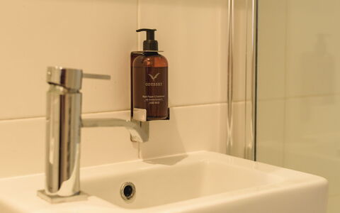 Babbacombe: Loodgieterswerkinrichting, Kraan, Wastafel In De Badkamer, Wastafel, Badkamer, Fles, Loodgieter, Glas