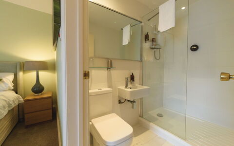 Babbacombe: Flooring, Interieur Ontwerp, Verdieping, Muur, Loodgieterswerkinrichting, Badkamer, Kamer, Toilet, Loodgieter, Verlichting