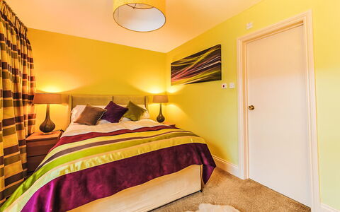 Babbacombe: Interieur Ontwerp, Bed, Slaapkamer, Meubilair, Laken, Flooring, Geel, Bedding, Hout, Verdieping