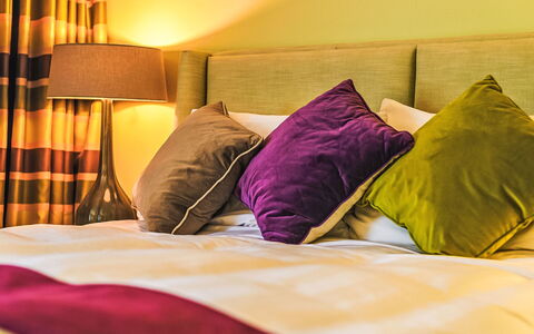 Babbacombe: Meubilair, Interieur Ontwerp, Bed, Slaapkamer, Bedding, Laken, Linens, Kussen, Kussen Gooien, Kamer