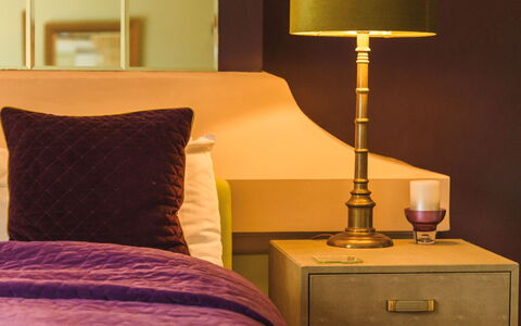 Torwood: Meubilair, Interieur Ontwerp, Muur, Lampekap, Slaapkamer, Geel, Bed, Verlichting, Lamp, Huis