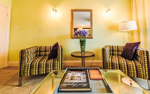 Torwood: Interieur Ontwerp, Meubilair, Flooring, Muur, Verdieping, Plafond, Bankstel, Kamer, Verlichting, Woonkamer