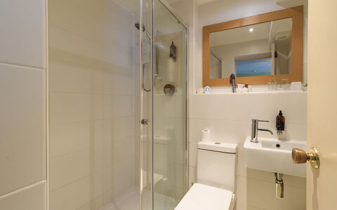 Warberries: Badkamer, Interieur Ontwerp, Loodgieterswerkinrichting, Muur, Flooring, Verdieping, Toilet, Loodgieter, Kamer, Wc Bril