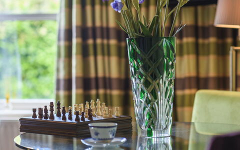 Warberries: Meubilair, Interieur Ontwerp, Tafel, Verlichting, Glas, Vaas, Gordijn, Venster Behandeling, Kamer