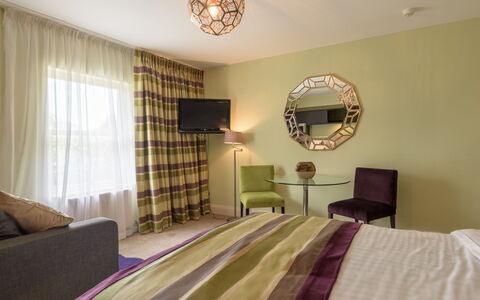 Warberries: Meubilair, Interieur Ontwerp, Flooring, Verdieping, Muur, Plafond, Kamer, Lichte Inrichting, Verlichting, Textiel