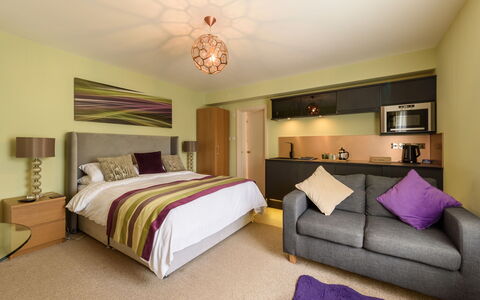 Warberries: Meubilair, Interieur Ontwerp, Flooring, Verdieping, Muur, Slaapkamer, Bed, Kamer, Hout, Plafond