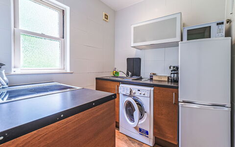 Wellswood: Wasmachine, Major Appliance, Flooring, Verdieping, Interieur Ontwerp, Toestel Van De Keuken, Wasdroger, Kamer, Huishoudapparatuur, Keuken