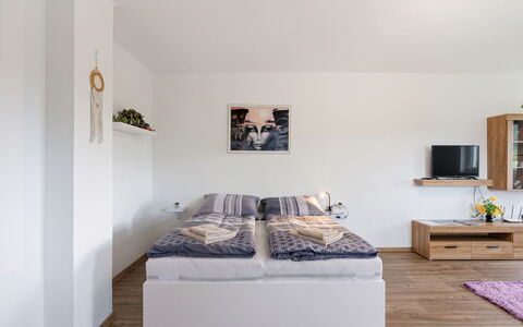 Happy Home: Bed, Meubilair, Interieur Ontwerp, Slaapkamer, Flooring, Verdieping, Kamer, Muur, Bedding, Laken
