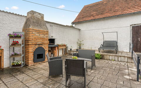 Happy Home: Meubilair, Bloempot, Buitenmeubels, Stoel, Steen, Flagstone, Kamerplant, Tuin, Patio, Backyard