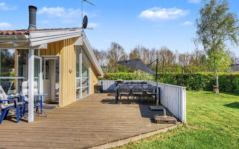 Sote - 330M from the Sea: Dak, Huis, Huis, Verblijf, Deur, Siding, Landgoed, Gazon, Werf, Veranda