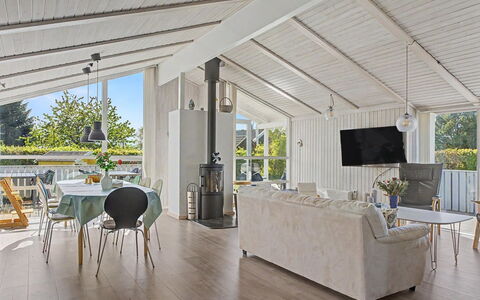 Sote - 330M from the Sea: Dak, Huis, Huis, Verblijf, Deur, Siding, Landgoed, Gazon, Werf, Veranda