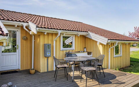 Sote - 330M from the Sea: Dak, Huis, Huis, Verblijf, Deur, Siding, Landgoed, Gazon, Werf, Veranda