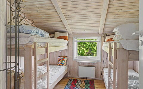 Sote - 330M from the Sea: Hout, Interieur Ontwerp, Slaapkamer, Stapelbed, Meubilair, Plafond, Bed, Verdieping, Flooring, Huis