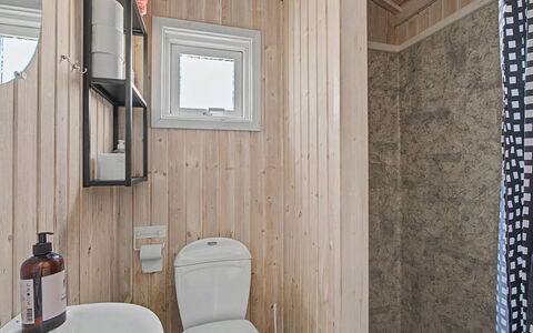 Sote - 330M from the Sea: Hout, Loodgieterswerkinrichting, Flooring, Verdieping, Interieur Ontwerp, Toilet, Kamer, Wc Bril, Badkamer, Plafond