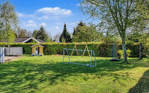 Sote - 330M from the Sea: Struik, Tuin, Land Lot, Gazon, Schaduw, Landscaping, Backyard, Werf, Park, Garden Gebouwen