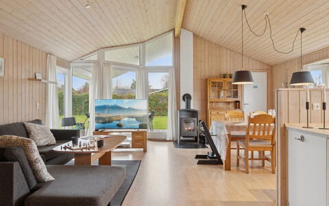 Loki - 200M from the Sea: Hout, Interieur Ontwerp, Meubilair, Plafond, Huis, Flooring, Verdieping, Kamer, Woonkamer, Bankstel