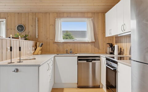 Loki - 200M from the Sea: Keuken, Hout, Flooring, Toestel Van De Keuken, Countertop, Interieur Ontwerp, Major Appliance, Plafond, Verdieping, Cabinetry