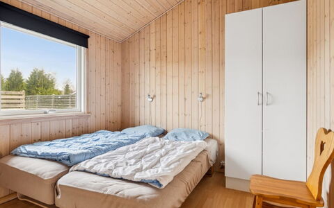 Loki - 200M from the Sea: Hout, Slaapkamer, Plafond, Verdieping, Beits, Hardwood, Bed, Plank, Kamer, Bedding