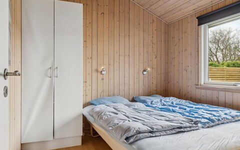 Loki - 200M from the Sea: Hout, Slaapkamer, Interieur Ontwerp, Flooring, Plafond, Verdieping, Bed, Kamer, Meubilair, Laken