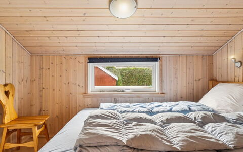 Loki - 200M from the Sea: Hout, Slaapkamer, Plafond, Interieur Ontwerp, Flooring, Verdieping, Kamer, Hardwood, Bed, Laken