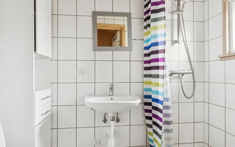 Loki - 200M from the Sea: Interieur Ontwerp, Muur, Flooring, Badkamer, Loodgieterswerkinrichting, Verdieping, Wastafel In De Badkamer, Wastafel, Loodgieter, Kamer