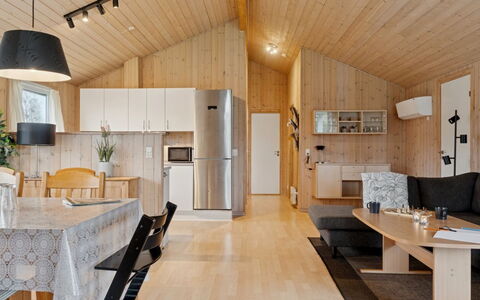 Loki - 200M from the Sea: Hout, Interieur Ontwerp, Plafond, Meubilair, Flooring, Kamer, Lichte Inrichting, Huis, Verdieping, Woonkamer