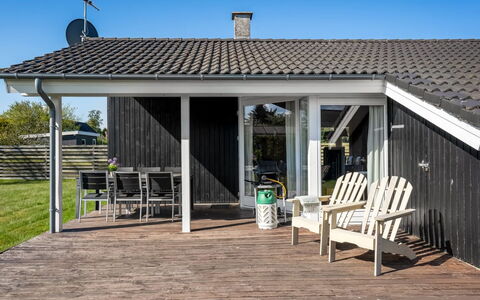 Loki - 200M from the Sea: Hout, Dak, Huis, Huis, Veranda, Deur, Verblijf, Schaduw, Hardwood, Siding