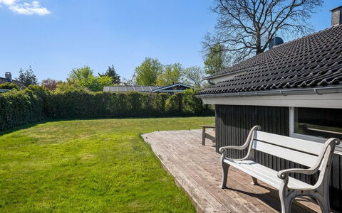 Loki - 200M from the Sea: Struik, Huis, Huis, Land Lot, Tuin, Dak, Gazon, Groundcover, Schaduw, Verblijf