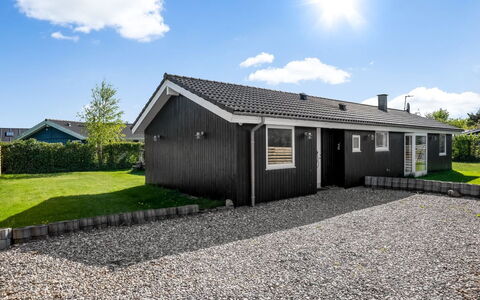 Loki - 200M from the Sea: Dak, Huis, Architectuur, Huis, Verblijf, Siding, Deur, Garden Gebouwen, Landgoed, Werf