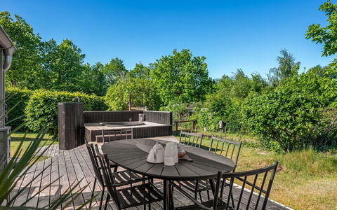 Ally - 1.2Km from the Sea: Meubilair, Interieur Ontwerp, Hout, Plafond, Flooring, Verdieping, Houten Vloer, Keuken En Eettafel, Tafel, Lichte Inrichting