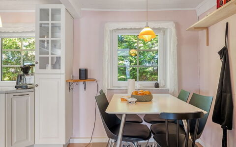 Aslag - 3.5Km from the Sea: Meubilair, Interieur Ontwerp, Flooring, Verdieping, Tafel, Hout, Stoel, Keuken En Eettafel, Plafond, Eetkamer