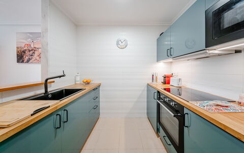 Jávea 455: Keuken, Countertop, Major Appliance, Toestel Van De Keuken, Cabinetry, Interieur Ontwerp, Flooring, Hout, Fornuis, Plafond