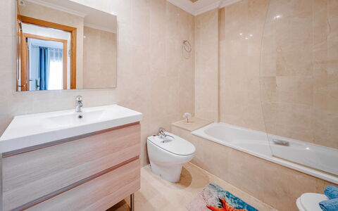 Jávea 455: Flooring, Verdieping, Badkamer, Loodgieterswerkinrichting, Interieur Ontwerp, Badkamerkast, Loodgieter, Huis, Bad, Spiegel