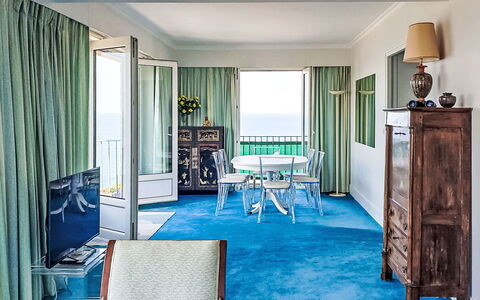 Le Grand Lambert: Blauw, Zee, Meubilair, Oceaan, Gordijn, Stoel, Schaduw, Kust, Hotel, Caribbean