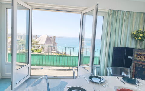 Le Grand Lambert: Verdieping, Meubilair, Zee, Appartement, Glas, Stoel, Oceaan, Toevlucht, Balkon, Eco Hotel