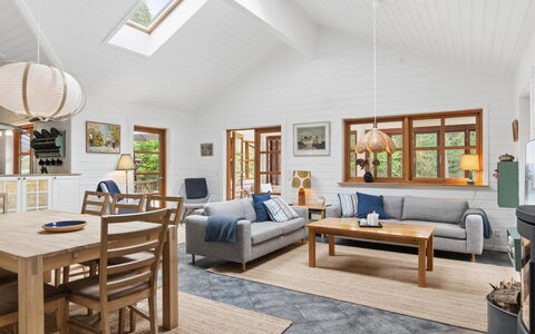 Pertti - 625M from the Sea: Meubilair, Bankstel, Interieur Ontwerp, Flooring, Hout, Woonkamer, Plafond, Verdieping, Tafel, Kamer