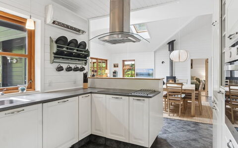 Pertti - 625M from the Sea: Keuken, Countertop, Flooring, Toestel Van De Keuken, Interieur Ontwerp, Cabinetry, Hout, Plafond, Major Appliance, Verdieping