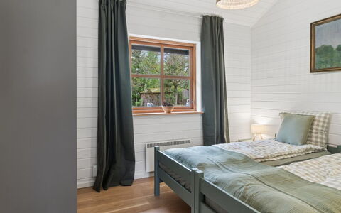 Pertti - 625M from the Sea: Interieur Ontwerp, Flooring, Hout, Verdieping, Slaapkamer, Plafond, Meubilair, Bed, Verlichting, Kamer