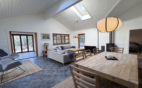 Pertti - 625M from the Sea: Meubilair, Interieur Ontwerp, Flooring, Bankstel, Verdieping, Hout, Plafond, Woonkamer, Kamer, Stoel