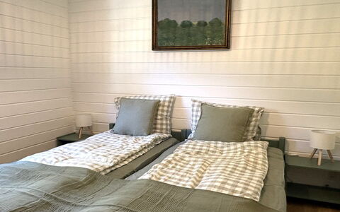 Pertti - 625M from the Sea: Hout, Slaapkamer, Flooring, Interieur Ontwerp, Verdieping, Bedding, Laken, Linens, Bed, Bed Frame