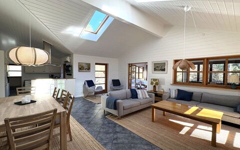 Pertti - 625M from the Sea: Meubilair, Interieur Ontwerp, Bankstel, Flooring, Verdieping, Hout, Plafond, Woonkamer, Kamer, Tafel