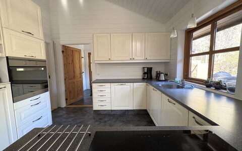 Pertti - 625M from the Sea: Keuken, Countertop, Flooring, Toestel Van De Keuken, Hout, Cabinetry, Interieur Ontwerp, Verdieping, Meubilair, Major Appliance