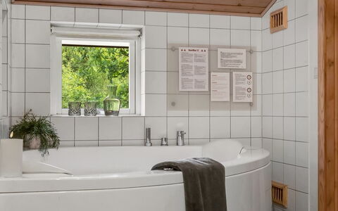 Uma - from the Sea: Muur, Hout, Flooring, Interieur Ontwerp, Verdieping, Kamer, Loodgieterswerkinrichting, Plafond, Kraan, Badkamer