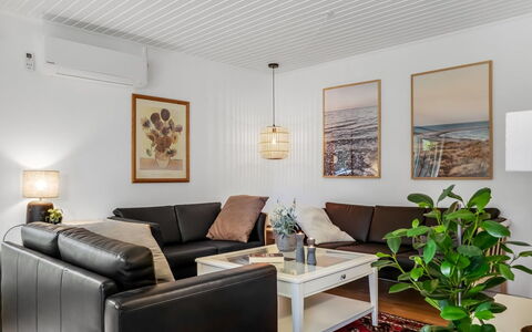 Linnea - from the Sea: Meubilair, Interieur Ontwerp, Bankstel, Muur, Flooring, Woonkamer, Plafond, Verdieping, Hout, Kamer