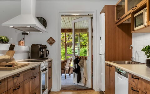 Linnea - from the Sea: Keuken, Countertop, Cabinetry, Meubilair, Toestel Van De Keuken, Flooring, Interieur Ontwerp, Hout, Major Appliance, Verdieping