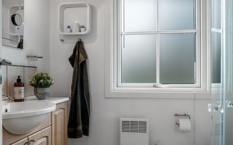 Linnea - from the Sea: Interieur Ontwerp, Loodgieterswerkinrichting, Badkamer, Kraan, Verlichting, Wastafel, Loodgieter, Lichte Inrichting, Spiegel, Kamer
