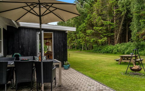 Linnea - from the Sea: Hout, Struik, Huis, Verblijf, Dak, Huis, Tuin, Land Lot, Siding, Buitenmeubels